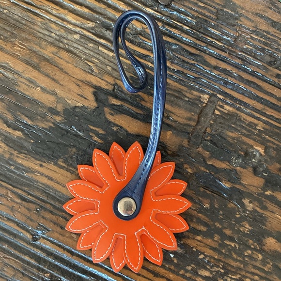 🌼Vera Bradley Leather Flower Hang Tag🌺 - Picture 2 of 4